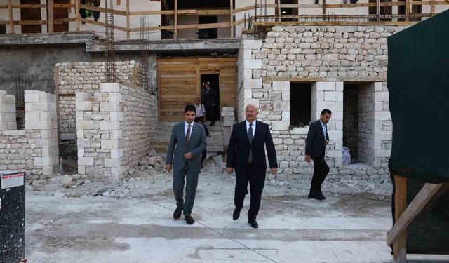 Vali Küçük, tarihi Tuz Hanı'ndaki çalışmaları inceledi