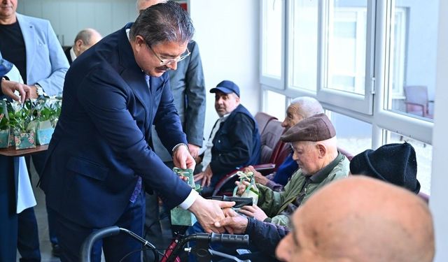Vali Yılmaz, Yaşlı Bakım ve Rehabilitasyon Merkezi'nde Babalar Günü pastası kesti