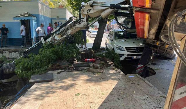 Vinç aracın üzerine devrildi, kepçe dereye uçtu: Korku dolu anlar kamerada