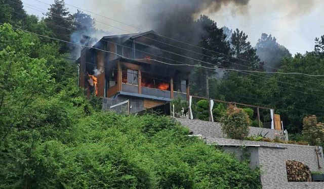 Yangın çıkan villada alevlerin arasında kalan yaşlı kadını ekipler kurtardı