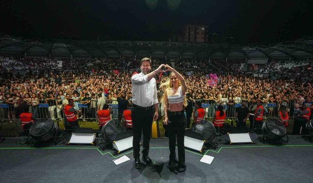 YKS sonrası gençler Derya Uluğ konserinde buluştu