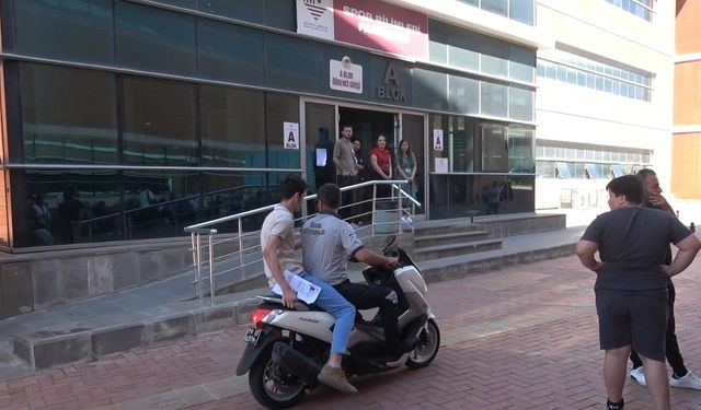 YKS'ye saniyeler kala yetişti: Güvenlik görevlisi motosikletiyle sınava ulaştırdı