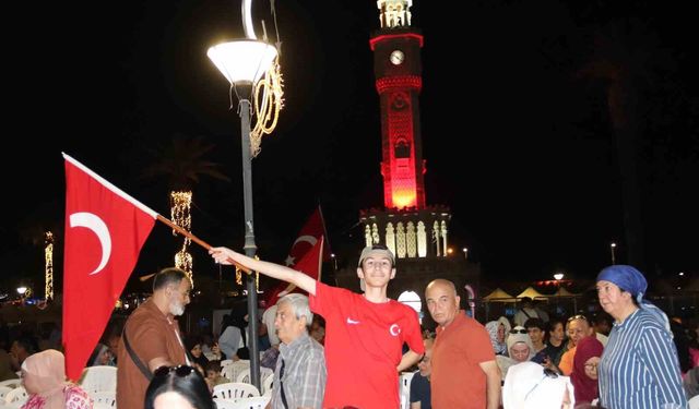 15 Temmuz Demokrasi ve Milli Birlik Günü'nde binlerce İzmirli tek yürek oldu