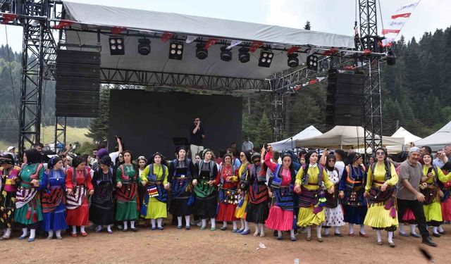 1500 rakımlı yaylada 88 yıllık gelenek: Binlerce kişi kol kola horon oynadı
