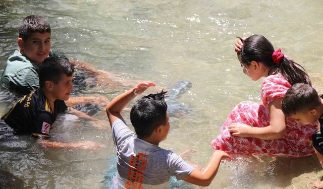 40 metreden dökülen buz gibi sular sıcaktan bunalanları ağırlıyor
