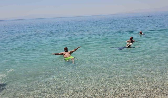 Adilcevaz'da plajlar Ege'yi aratmıyor