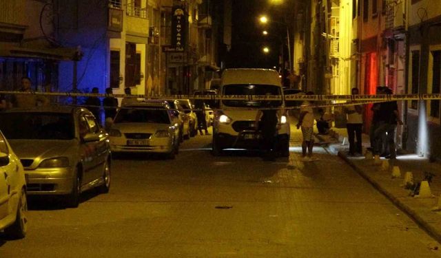 Ağır hasarlı binanın çatısından düşen kişi hayatını kaybetti
