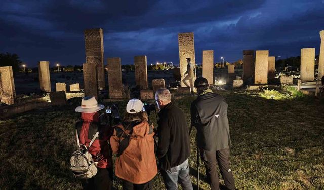 Ahlat Selçuklu Meydan Mezarlığı'nda Gece Müzeciliği'ne yoğun ilgi