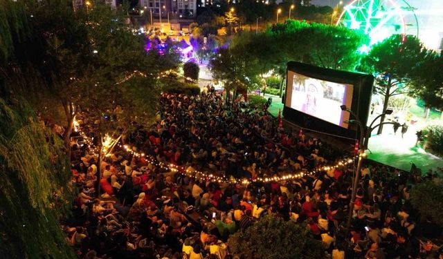 Akasya'dan yıldızların altında sinema keyfi
