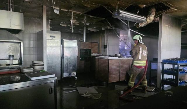 Antakya'da restoranın bacasında yangın çıktı