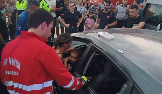 Araçta kilitli kalan çocuk camın kırılmasıyla kurtarıldı