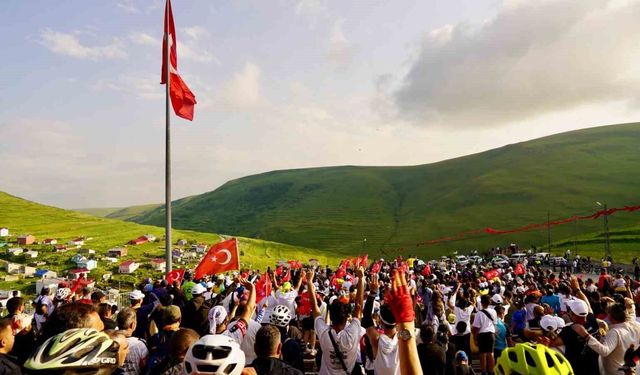 Ardahan'da Ata'nın silüetine bulut engeli