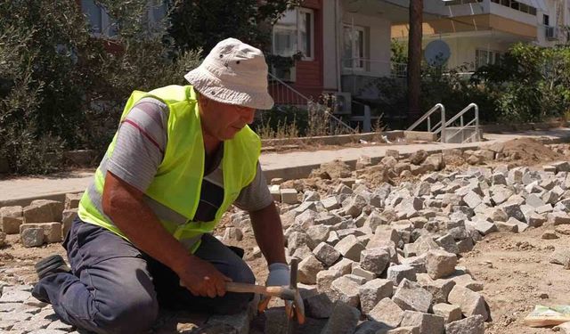 Ayvalık'ta yol bakım ve onarım çalışmaları aralıksız sürüyor