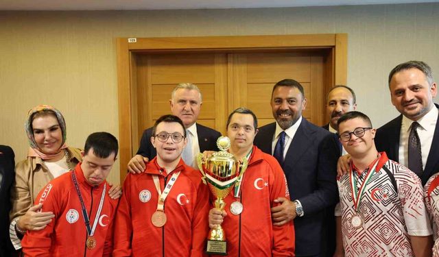 Bakan Bak özel sporcular ile bir araya geldi