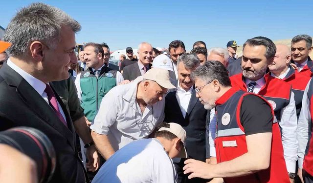 Bakan Yumaklı'dan elini öpmek isteyen çocuğa esprili cevap