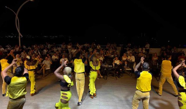 Bardakçı Koyu'nda tatil konser ve dans şovlarıyla renklendi
