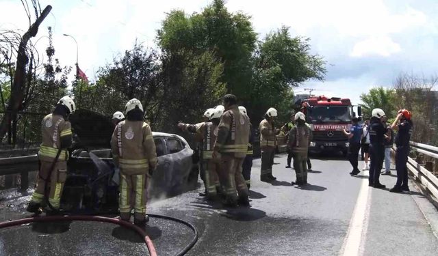 Bayrampaşa'da alev alev yanan otomobil hurda yığınına döndü