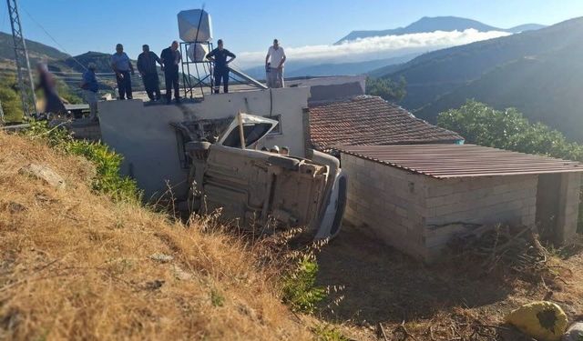 Belen'de hafif ticari araç evin bahçesine uçtu