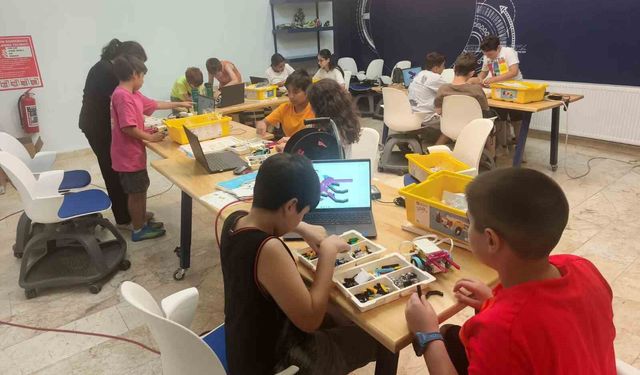 Bilim Sincan'da geleceğin mühendisleri kendi robotlarını üretiyor