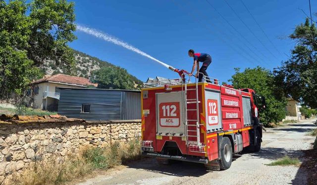 Burdur'da ev bahçesinde çıkan yangın çevreye sıçramadan söndürüldü