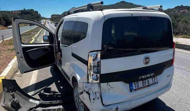 Burhaniye'de otomobiller çarpıştı