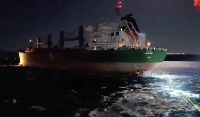 Çanakkale Boğazı'nda karaya oturan dökme yük gemisi yüzdürüldü