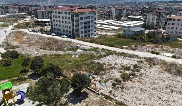 Defne Belediyesi'nin kaçak dökümlere 'Dur' diyememesi, sokakta moloz dağları oluşmasına neden oldu