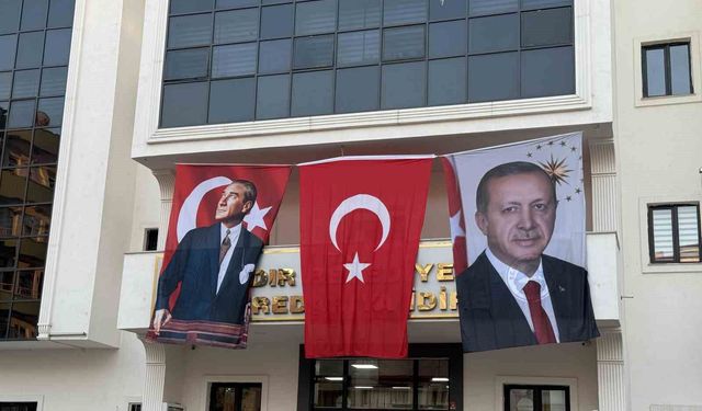 DEM Partili Iğdır Belediyesi binasına Cumhurbaşkanı Erdoğan'ın posteri asıldı