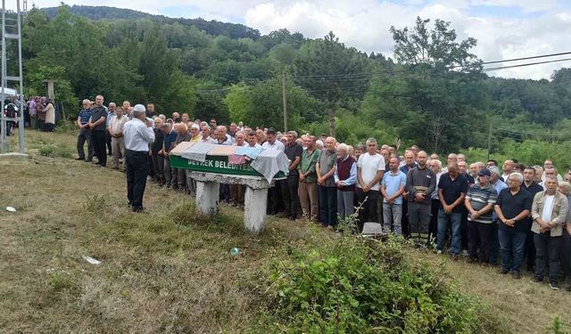 Devrek'te kaza sonrası yanan otomobilde ölen sürücü toprağa verildi