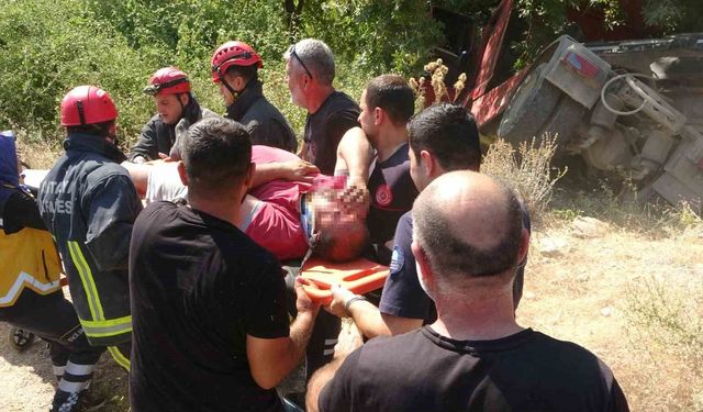 Devrilen çekici çınar ağacına takıldı sürücü araç içinde sıkıştı