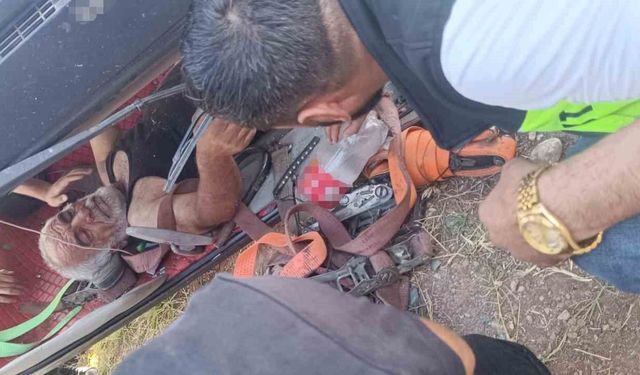 Diyarbakır'da çekici devrildi, sürücü yaralandı