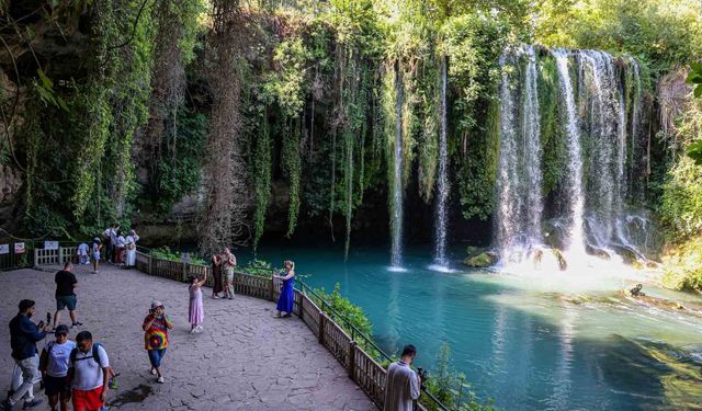 Düden Şelalesi sıcak Antalya günlerinde ziyaretçilerine serin mola mekanı oldu