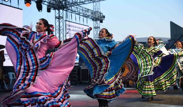 Dünya dansları Balıkesir sahnelendi