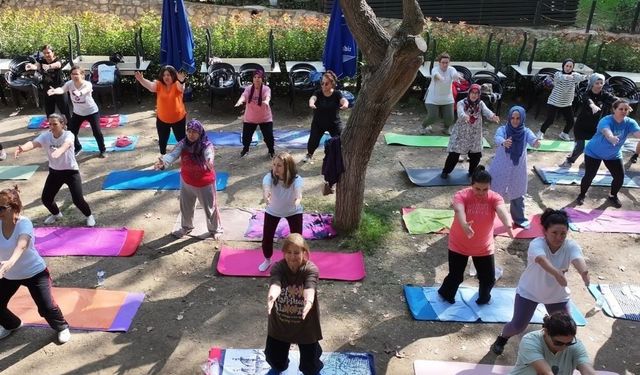 Efeler'de açık havada yoga zamanı