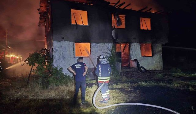Elektrik kontağından çıkan yangında 2 katlı ev küle döndü