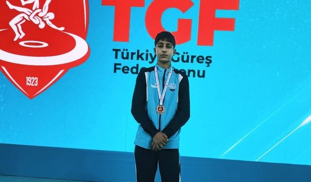 Eleşkirtli Berat Çelik minderde Türkiye şampiyonu oldu
