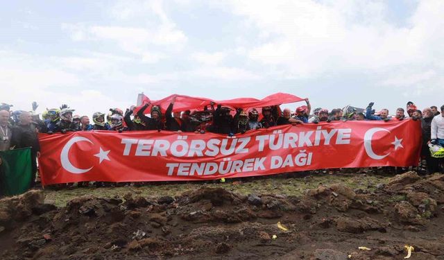 Enduro şampiyonasının finali Tendürek'te 'Terörsüz Türkiye' pankartıyla başladı