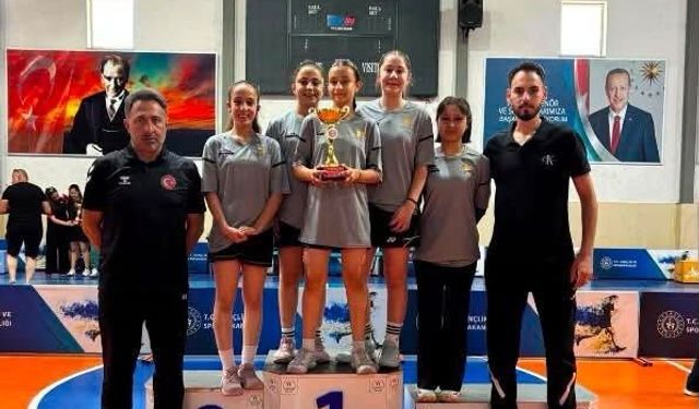 Erzincan ANALİG badmintonda kız ve erkeklerde grup birincisi oldu