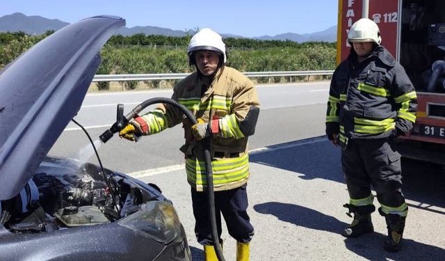 Erzin'de otomobilin motorundan alevler yükseldi