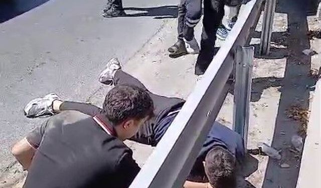 Esenler'de virajı alamayan motosiklet bariyerlere çarparak devrildi: 1 yaralı