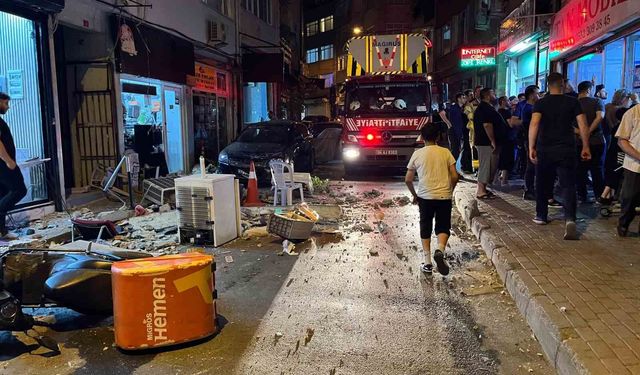 Fatih'te 4 katlı binanın çatısından düşen parçalardan 2 kişi son anda kurtuldu... O anlar kamerada
