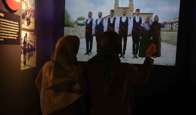 Filmlere konu olan Sivas halayının simülasyonu, turistlerin gözdesi haline geldi