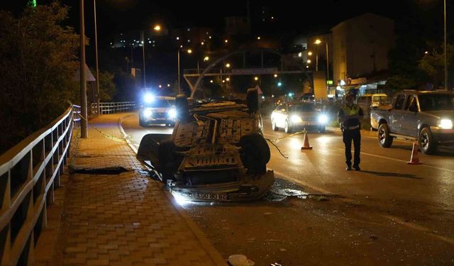 Gümüşhane'de otomobil refüjü aşıp karşı şeride geçti: 1 yaralı