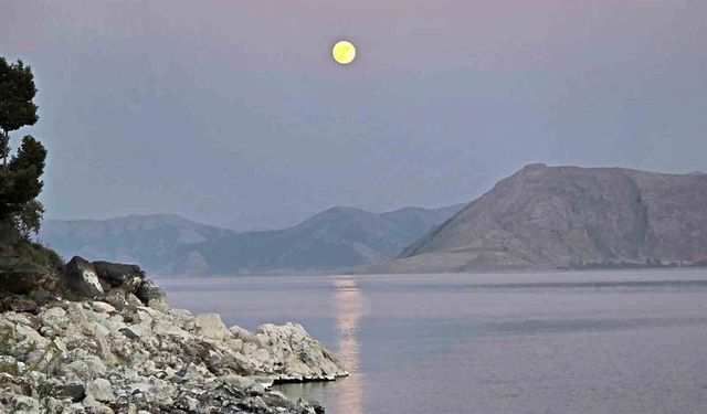 Gün batımı ve dolunay aynı karede