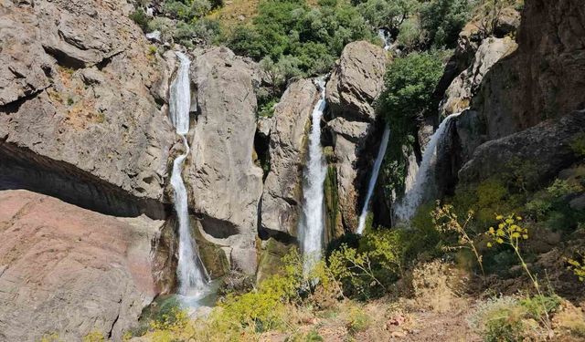Hakkari'de Marînüs Şelalesi büyülüyor
