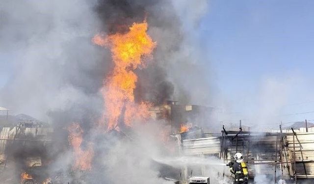 Hassa'da hurdalık alanda çıkan yangın dorseye sıçradı