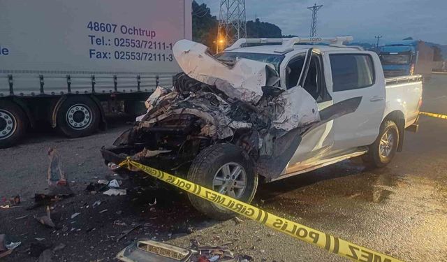 Hopa'da kamyonet tıra arkadan çarptı: 29 yaşındaki sürücü hayatını kaybetti