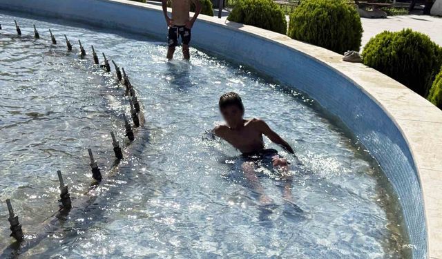 Iğdır'da çocuklar süs havuzunda serinledi