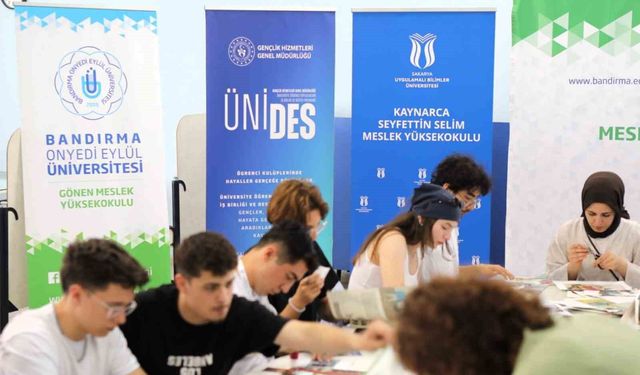 İki üniversitenin öğrencileri bir araya gelerek bilgi alışverişi yaptı
