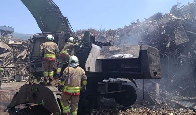 İskenderun'da iş makinesi yangını yaşandı